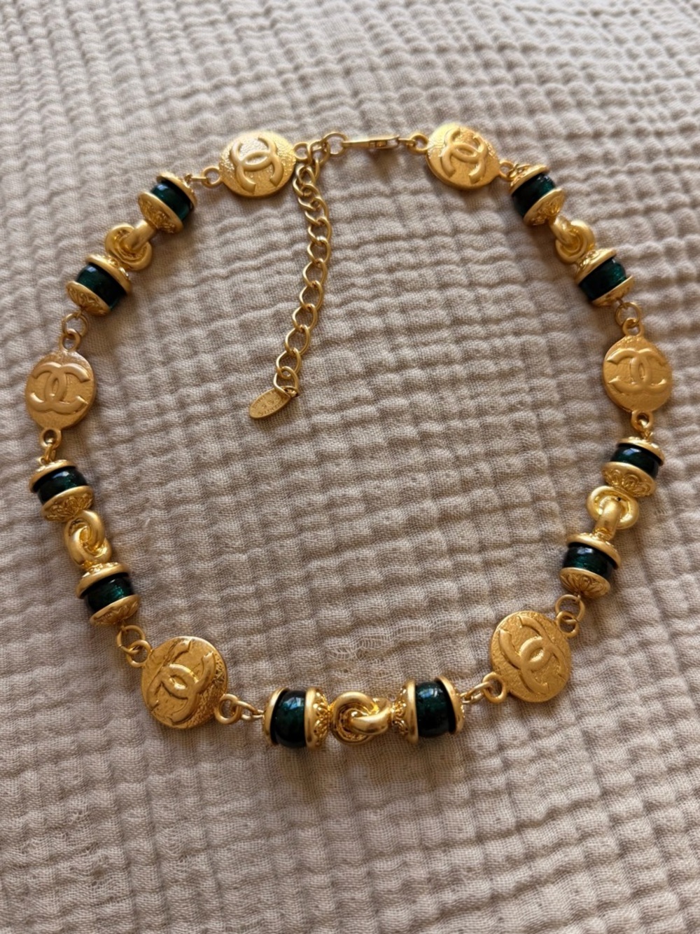 💚Vintage Chanel CC Medallion Necklace Green Gripoix Beads & Gold Tone Chain✨